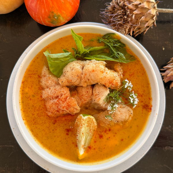 Caril de Peixe do Rio e Legumes Sazonais