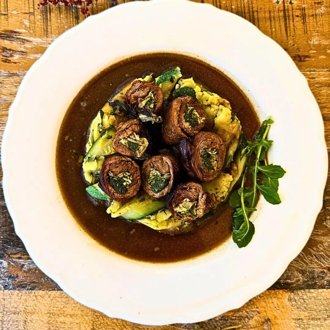 Envoltini de mertolenga, puré d batata molho de carne