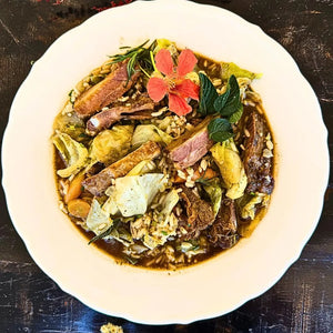 Arroz de costelinhas de porco preto e couve coração