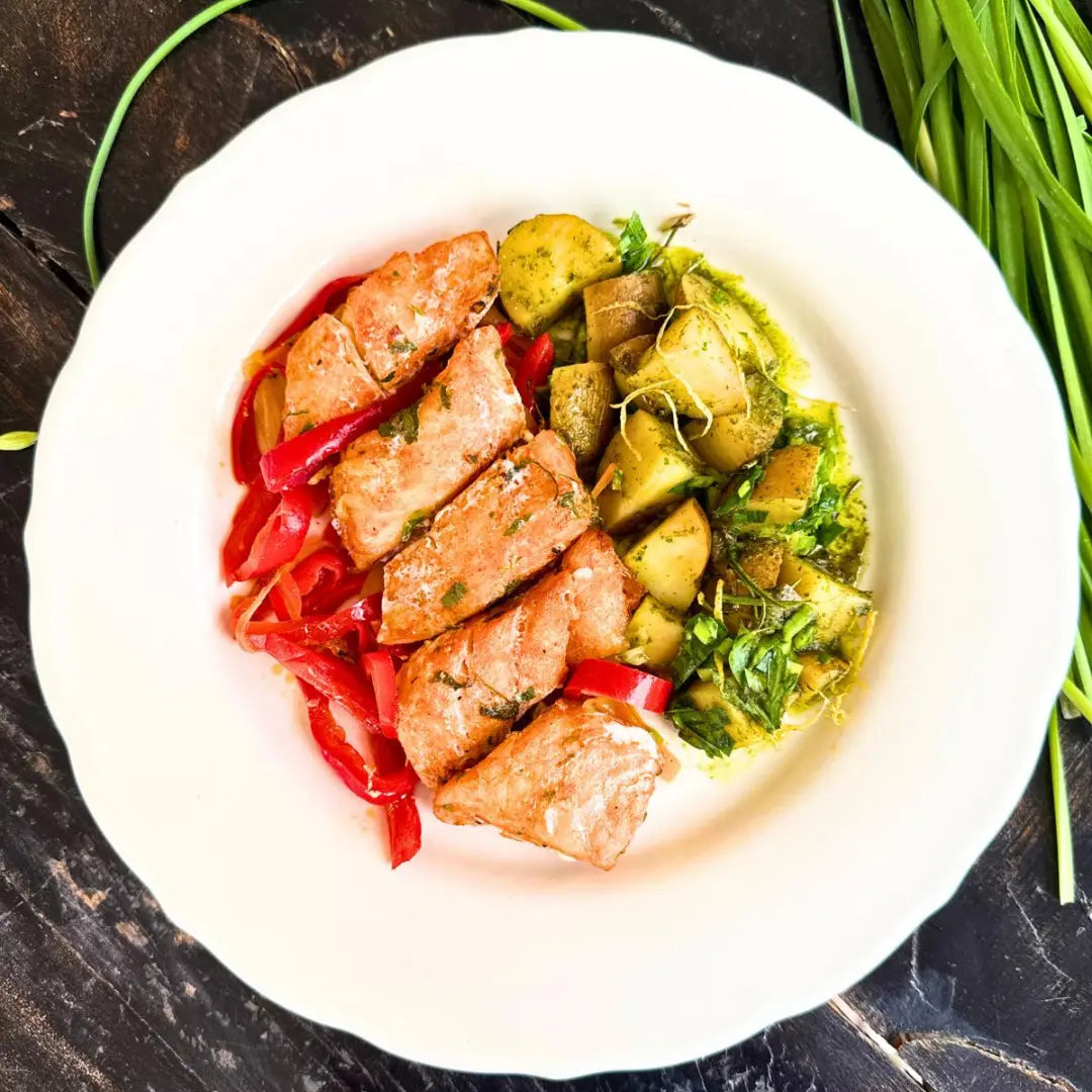 Peixe de rio assado com molho de pimentos e salada de batata nova