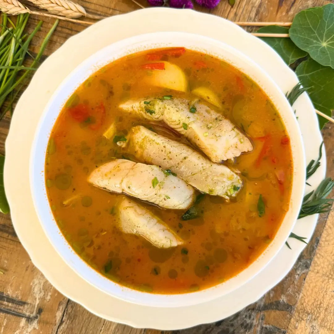 Guisado leve de peixe de rio com estragão e legumes